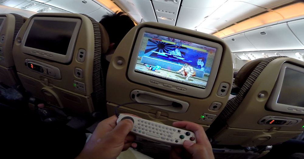 Bild zeigt das Unterhaltungsprogramm in einem Flugzeug