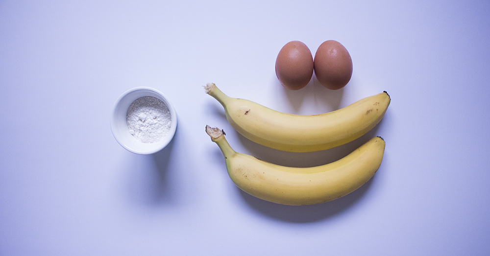 Bild zeigt die Zutaten für Bananen Pancakes: 2 Bananen, 2 Eier, 20g Mehl