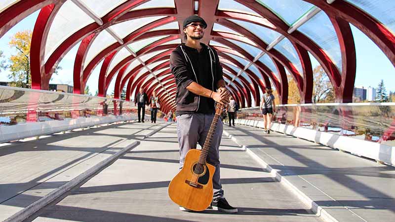 Daniel Kovacs mit Gitarre in Calgary Kanada 2016