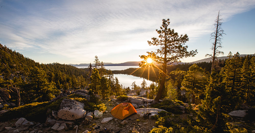 Das Work and Travel Unterkunft Bild zeigt ein Zelt in den Bergen