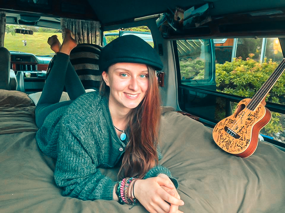 Bild zeigt Christina in ihrem Campervan